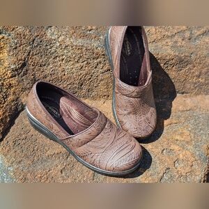 EUC Easy Works By Easy Street Brown Clogs Size 8W
